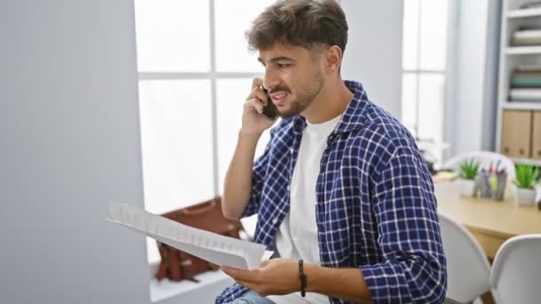 Odaklanmış Genç Bir Arap Bir Adamı Ofiste Akıllı Telefonuyla Ciddi — Stok video