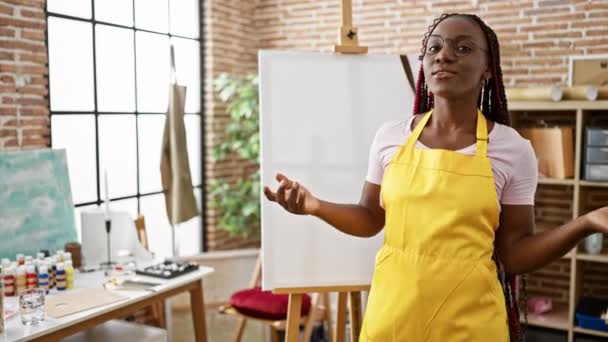 Působivé Africká Americká Žena Umělkyně Radostně Nahrává Malířství Tutorial Štětec — Stock video