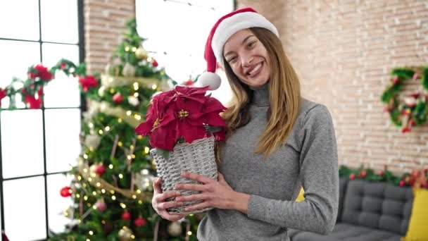自宅でクリスマス工場を持っている若い白人女性 — ストック動画