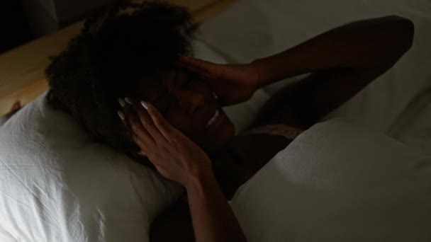 Африканская Американка Лежит Кровати Страдает Головной Болью Спальне — стоковое видео