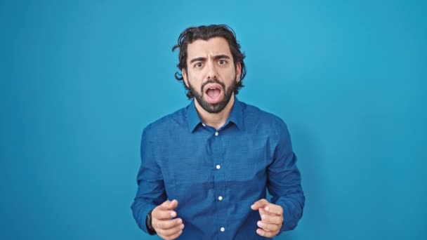 Genç Spanyol Adam Gülümsüyor Kendine Güveni Tam Yalıtılmış Mavi Arka — Stok video