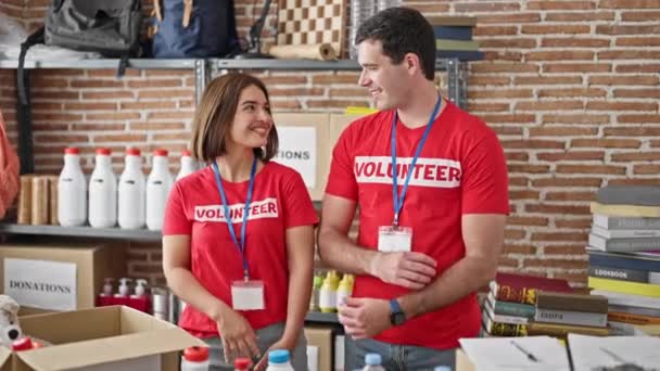 Voluntarios Voluntarias Sonriendo Confiados Pie Con Los Brazos Cruzados Gesto — Vídeo de stock