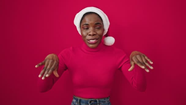 Африканская Американка Удивляет Выражение Лица Рождественской Шляпе Изолированном Красном Фоне — стоковое видео