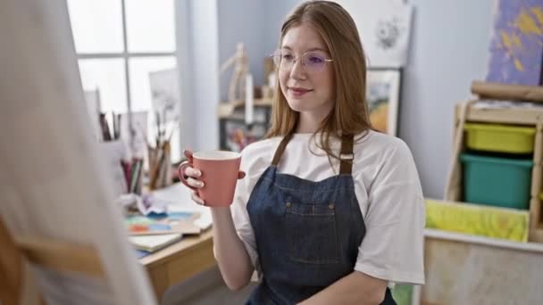 Junge Blonde Künstlerin Beim Kaffeetrinken Kunstatelier — Stockvideo