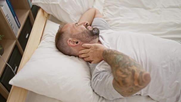 Beau Jeune Homme Souffrant Une Douleur Cervicale Atroce Couché Dans — Video
