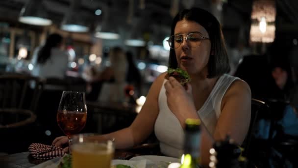 年轻美丽的惊慌失措的女人在餐馆里吃着美味的意大利菜 — 图库视频影像
