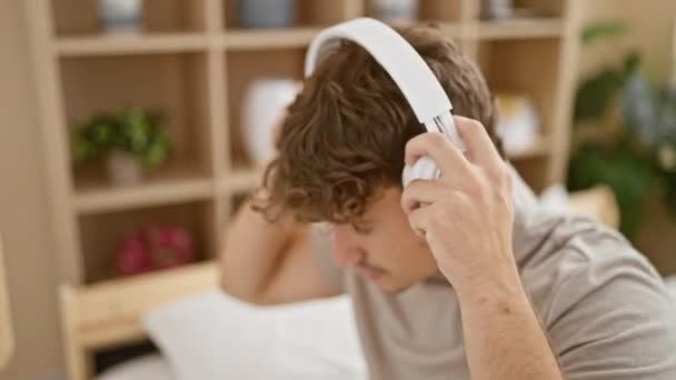 Hombre Hispano Joven Guapo Relajándose Comodidad Escuchando Música Divertida Sentado — Vídeo de stock