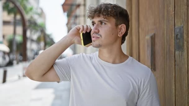 Cool Looking Belo Jovem Hispânico Seriamente Envolvido Conversa Seu Smartphone — Vídeo de Stock