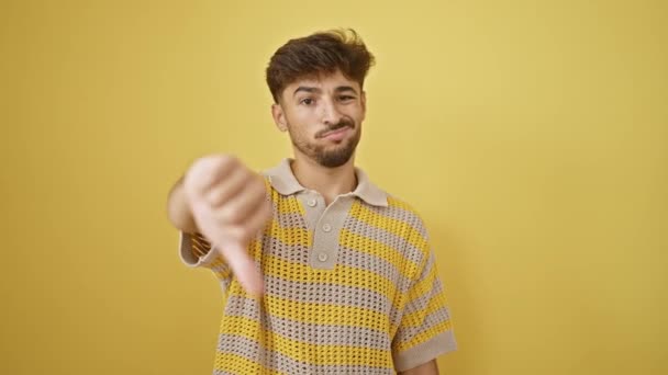 Cool Joven Árabe Con Barba Expresa Estilo Vida Casual Mostrando — Vídeo de stock