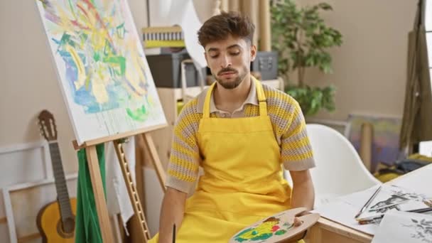 Homem Árabe Jovem Concentrado Artista Apaixonado Enredado Momento Mistura Tinta — Vídeo de Stock