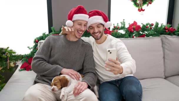 Dois Homens Casal Celebrando Natal Tendo Videochamada Casa — Vídeo de Stock
