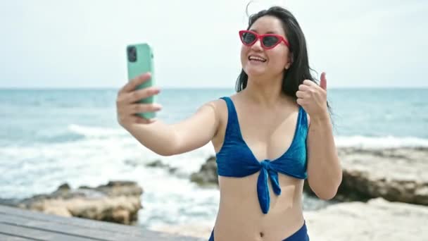 Mladý Číňan Žena Turista Sobě Bikiny Videohovory Moře — Stock video