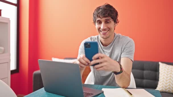 Jovem Hispânico Homem Usando Smartphone Sorrindo Sala Jantar — Vídeo de Stock