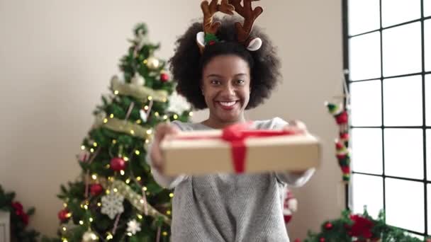 Afro Amerikaanse Vrouw Draagt Rendier Oren Met Kerstcadeau Thuis — Stockvideo