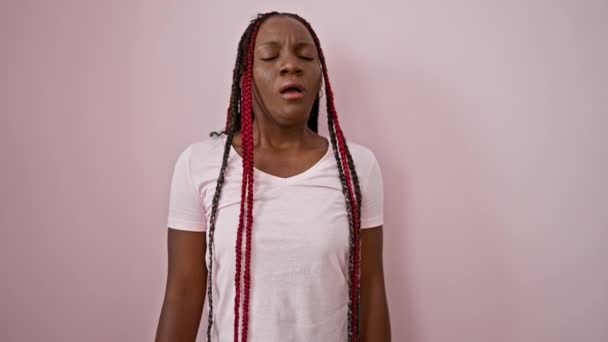 Όμορφη Αφροαμερικανή Γυναίκα Φτερνίζεται Πάνω Από Απομονωμένο Ροζ Φόντο Ένα — Αρχείο Βίντεο