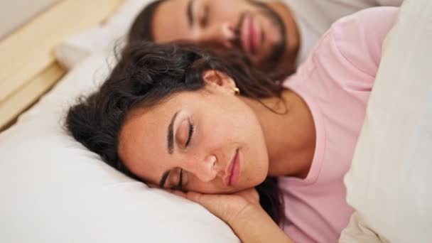 Άνδρες Και Γυναίκες Ξαπλωμένοι Στο Κρεβάτι Κοιμούνται Στην Κρεβατοκάμαρα — Αρχείο Βίντεο