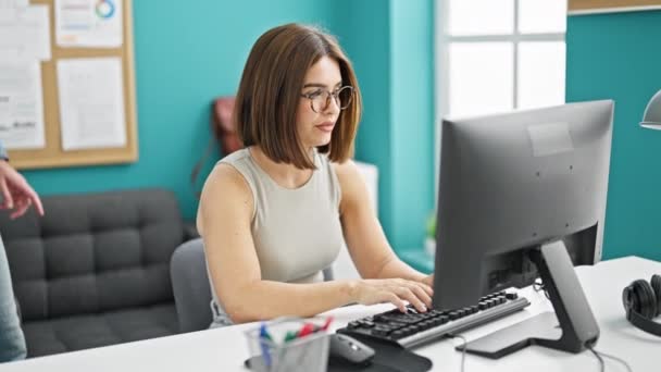 Dois Trabalhadores Homem Mulher Usando Computador Trabalhando Escritório — Vídeo de Stock