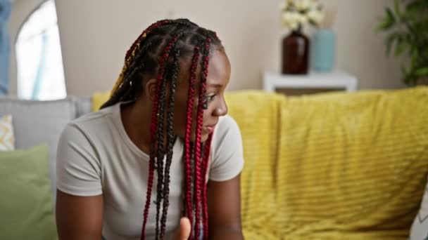 Femme Afro Américaine Confiante Détendre Sur Canapé Confortable Réconfortant Pièce — Video