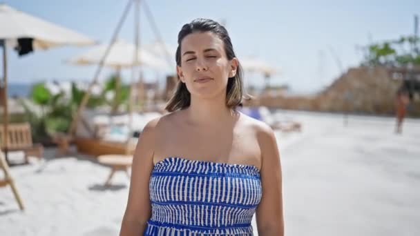 Jeune Femme Hispanique Souriant Heureux Regardant Caméra Sur Terrasse Ensoleillée — Video
