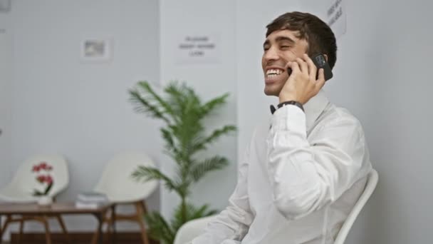 Homem Hispânico Jovem Confiante Envolve Uma Conversa Negócios Sorridente Sentado — Vídeo de Stock