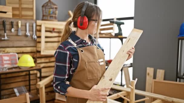 Attractive Jovem Loira Carpinteiro Com Fones Ouvido Habilmente Lida Com — Vídeo de Stock