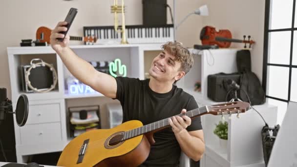 Usmívající Mladý Hispánec Houpe Hudební Studio Obratně Hraje Klasickou Kytaru — Stock video