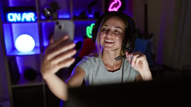 Smiling Young Blonde Streamer Woman Enjoying Game Streaming Live Video — Stock Video