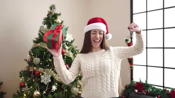Młoda Piękna Latynoska Trzyma Prezent Świąteczny Taniec Domu — Wideo stockowe