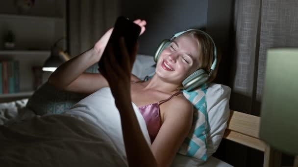Genç Sarışın Kadın Yatak Odasındaki Yatakta Video Görüşmesi Yapıyor — Stok video