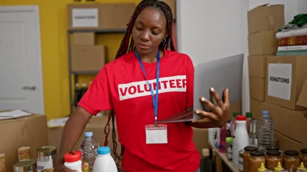Hermosa Mujer Afroamericana Voluntaria Con Trenzas Comprobando Seriamente Los Productos — Vídeos de Stock