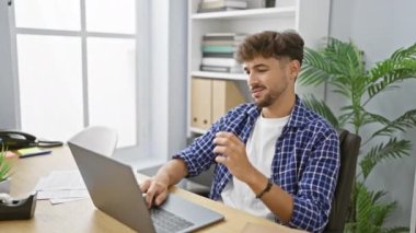 Ofiste rahim ağrısı çeken çok çalışan Arap işadamı, dizüstü bilgisayardaki internet işi yüzünden yorgun genç işçi.