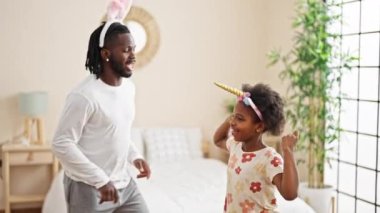 Afrika kökenli Amerikalı baba ve kız. Yatak odasında diyabet dansı yapıyorlar.