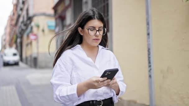 Młoda Piękna Latynoska Kobieta Korzystająca Smartfona Spacerującego Ulicach Madrytu — Wideo stockowe