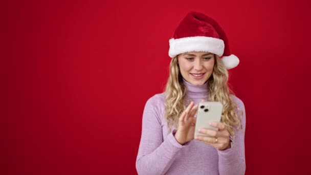 Mujer Rubia Joven Con Sombrero Navidad Usando Smartphone Con Expresión — Vídeos de Stock