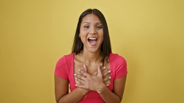 Молода Латинка Посміхається Впевнено Робить Жест Переможця Над Ізольованим Жовтим — стокове відео