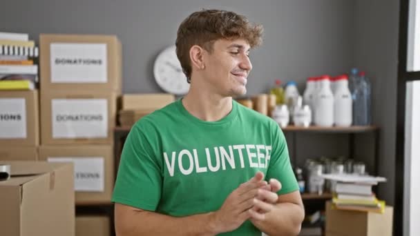 Όμορφος Νεαρός Ισπανός Εθελοντής Ένα Φιλανθρωπικό Κέντρο Χειροκροτούσε Και Χαμογελούσε — Αρχείο Βίντεο