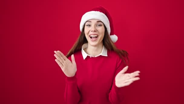 Mujer Hispana Joven Con Sombrero Navidad Aplaudiendo Las Manos Aplausos — Vídeo de stock