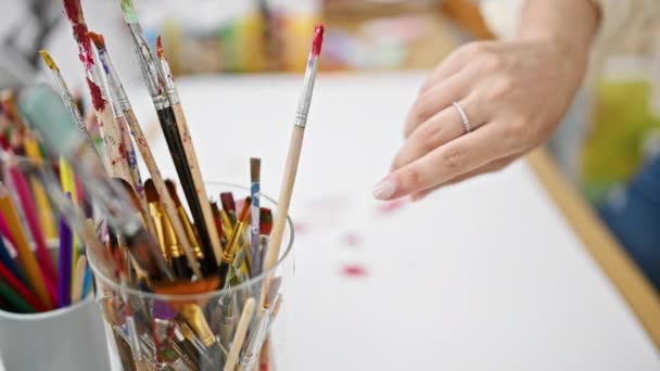 Jovem Loira Artista Desenho Sobre Papel Estúdio Arte — Vídeo de Stock