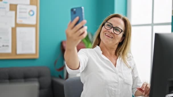 Mulher Hispânica Meia Idade Empresária Faz Selfie Por Smartphone Trabalhando — Vídeo de Stock