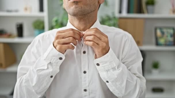 Homem Hispânico Jovem Determinado Seriamente Concentrando Sucesso Vestido Camisa Elegante — Vídeo de Stock
