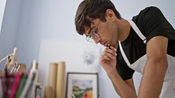 Ελκυστικός Νεαρός Ισπανός Καλλιτέχνης Βαθιά Στη Σκέψη Σχολαστικά Σχεδιάζοντας Μολύβι — Αρχείο Βίντεο