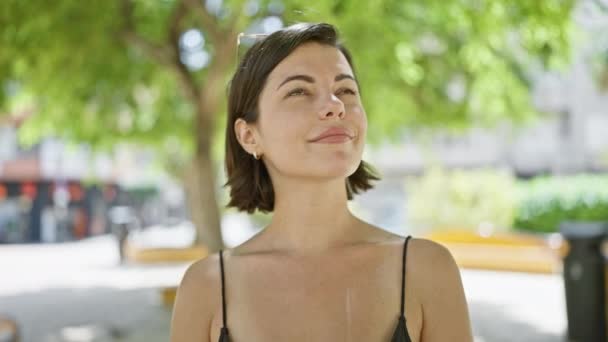 Mladý Krásný Hispánec Žena Usměvavý Jistý Stojící Parku — Stock video