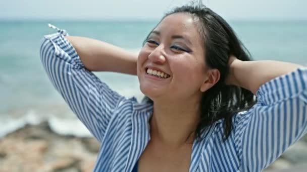 Jonge Chinese Vrouw Toerist Kammen Haar Glimlachen Aan Zee — Stockvideo