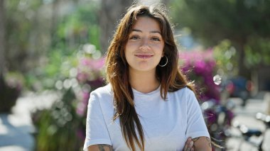 Parkta kendine güvenen güzel, İspanyol bir kadın.