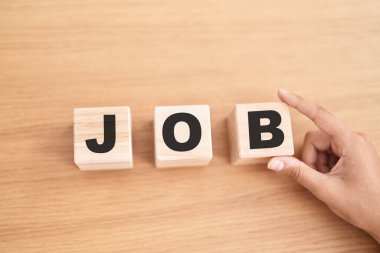 Masada iş sözcüğüyle el ele tutuşan kadınlar.