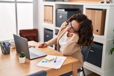 Ofiste çalışan orta yaşlı İspanyol kadın sıkıldı.