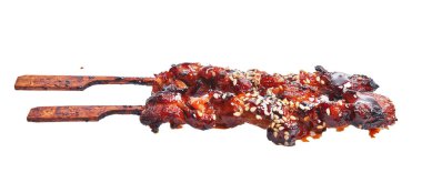 Teriyaki tavuğunun nefis şişleri izole edilmiş beyaz arka planda.