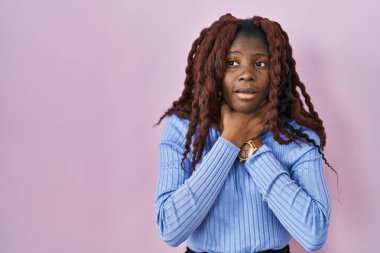 Pembe arka planda dikilen Afrikalı kadın boğularak ölüyor çünkü boğularak can çekişiyor. Sağlık problemi. Boğulma ve intihar konsepti. 