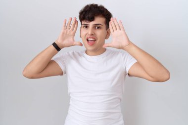 Gündelik beyaz t-shirt giyen, neşeli gülümseyen, elleri ve yüzü görünen genç, ikiyüzlü bir adam. Şaşırdım ve çıktım. 