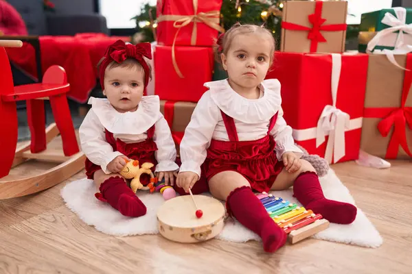 Αξιολάτρευτα Κορίτσια Που Παίζουν Ξυλόφωνο Και Ντέφι Γιορτάζοντας Χριστούγεννα Στο — Φωτογραφία Αρχείου